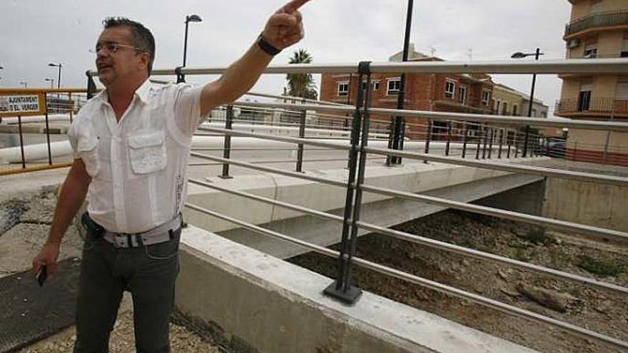 El alcalde de El Verger en el nuevo puente.