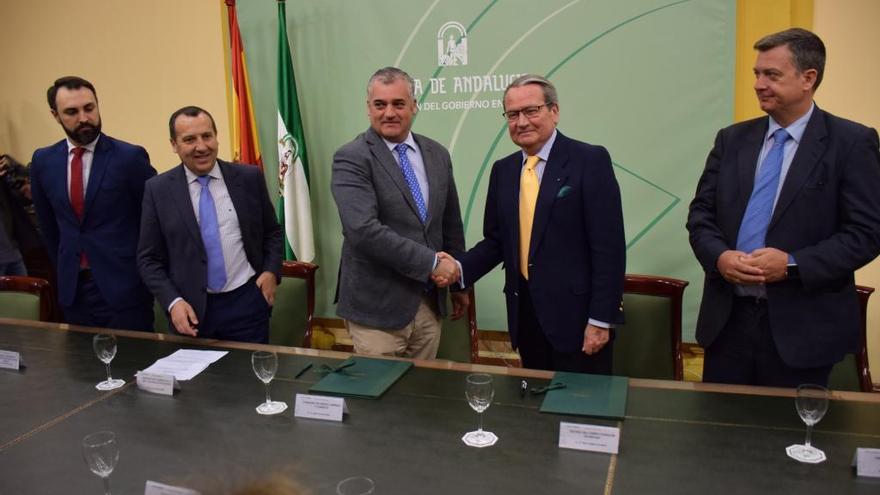 Javier Carnero y Pedro Megías durante la firma del protocolo.