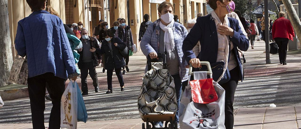 Decenas de transeúntes pasean por una céntrica calle de Xàtiva, en una imagen de ayer por la mañana | PERALES IBORRA