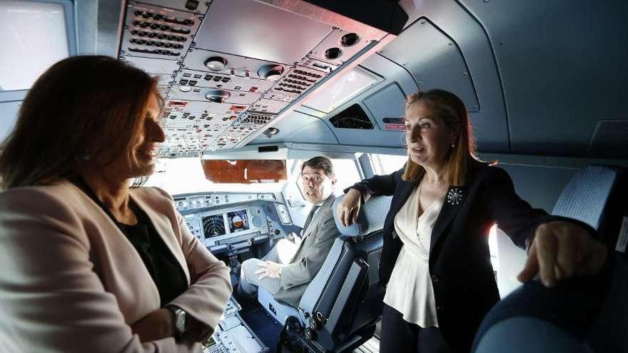 Ana Pastor (dcha) y Ana Botella, durante la presentación de un nuevo avión de Iberia.  // Efe