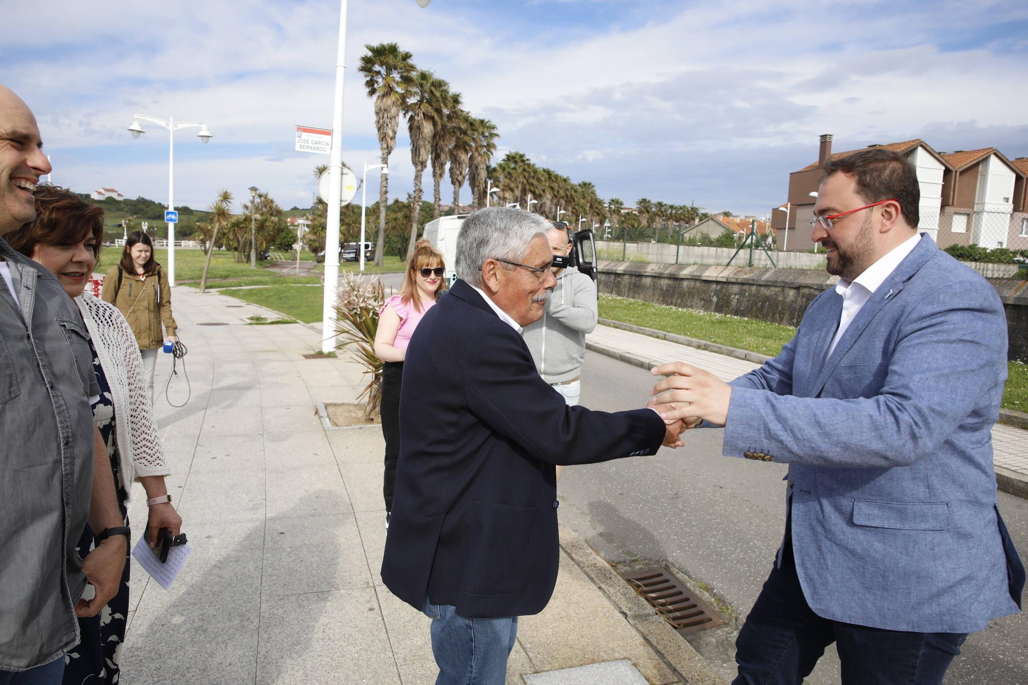 EN IMÁGENES:  Así fue el homenaje a los exiliados por la Guerra Civil y la posterior represión franquista organizado por los socialistas de Gijón junto a la estatua de "La Madre del Emigrante"