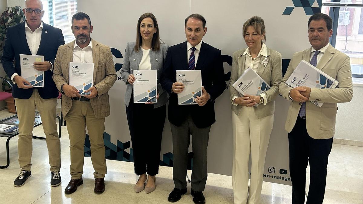 Integrantes delc comité ejecutivo de la CEM, con su presidente Javier González de Lara en el centro, durante la presentación del informe.