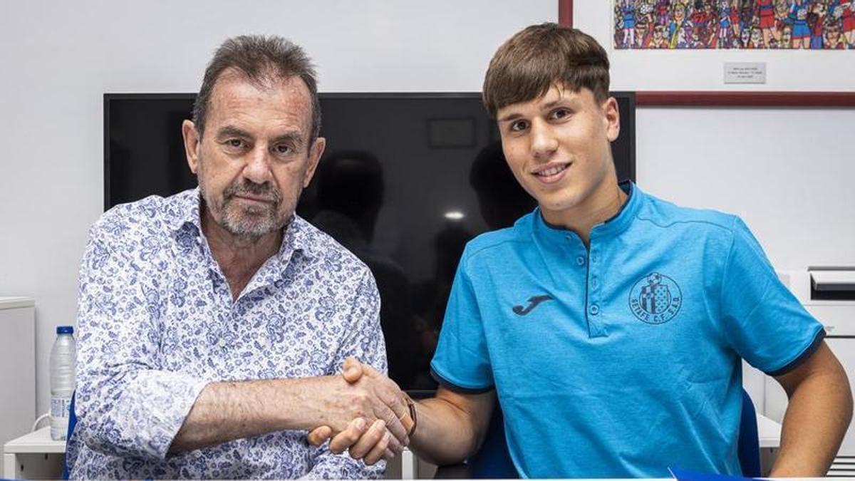 Davinchi, junto al presidente del Getafe, Ángel Torres, en su fichaje por el club madrileño.