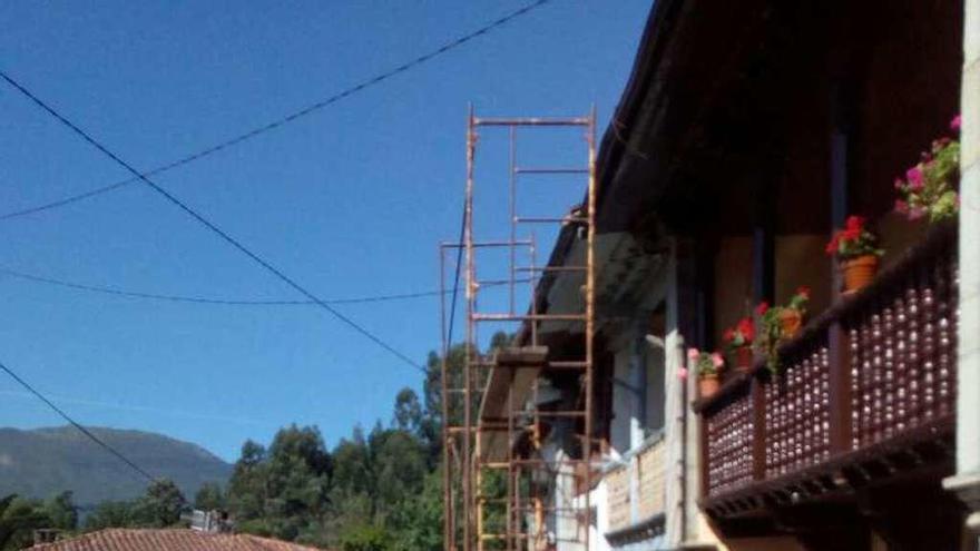 El andamio desde el que cayó el albañil llanisco.