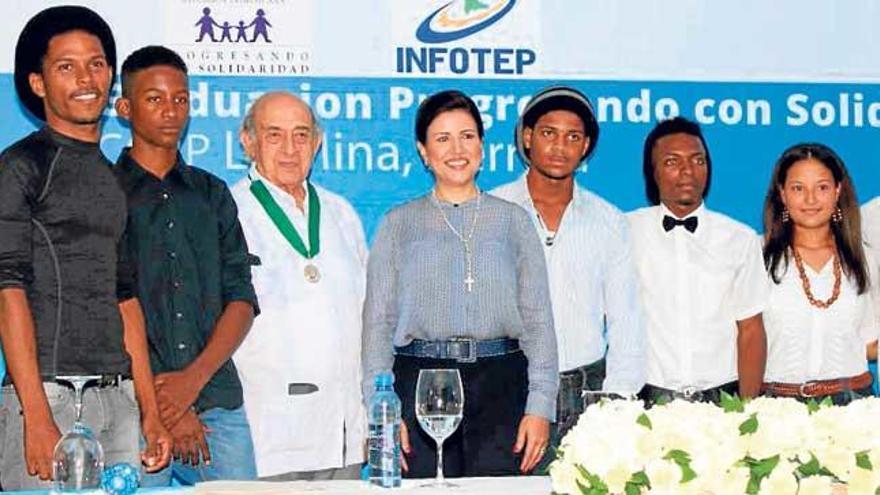 El Padre Miquel Melià (en la foto con la medalla) posa en el acto institucional.