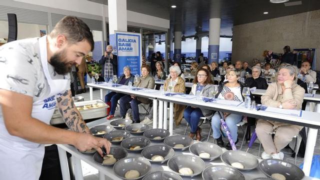 El chef lalinense Álex Iglesias, preparando los platos que degustaron los participantes.