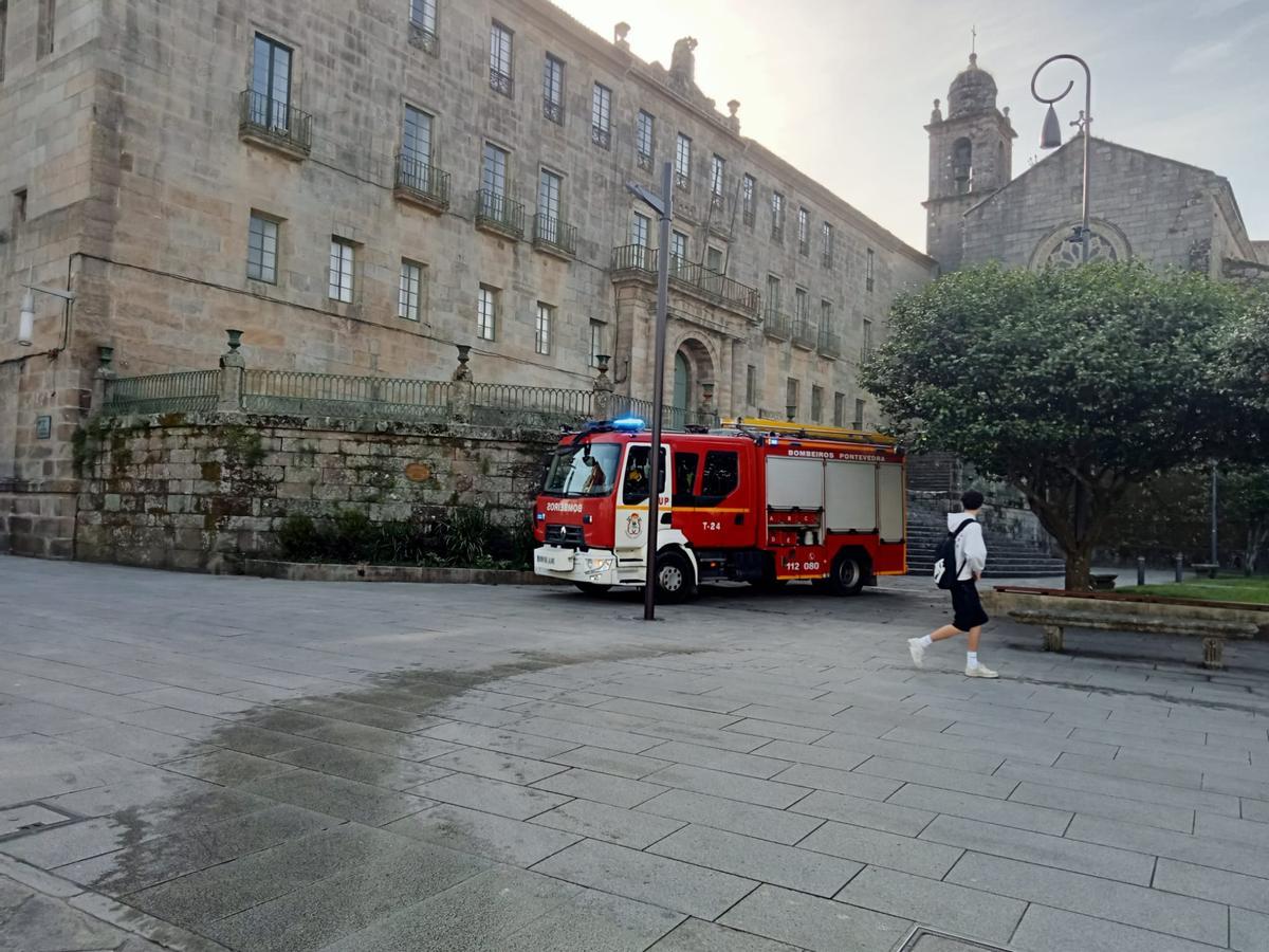 Un camión de bomberos, ante la iglesia