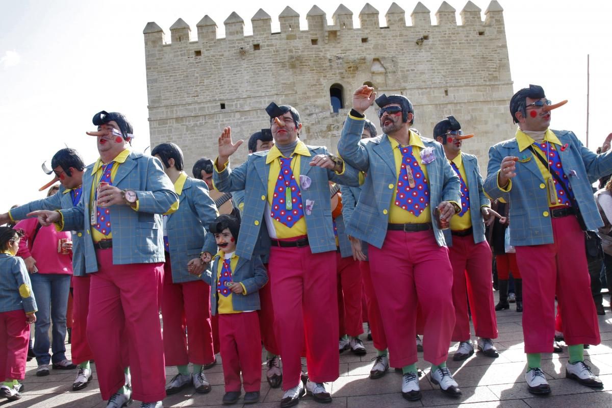 FOTOGALERÍA/ Pasacalles de Carnaval en el puente romano de Córdoba