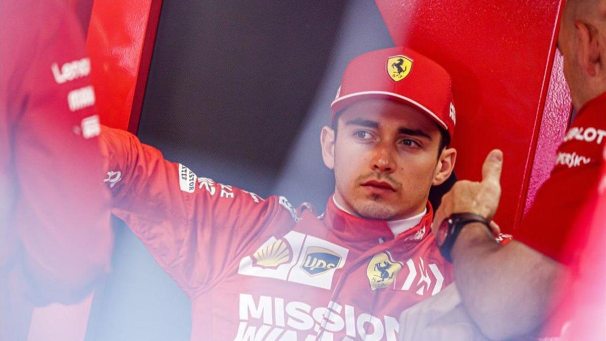 Leclerc en el box de Ferrari