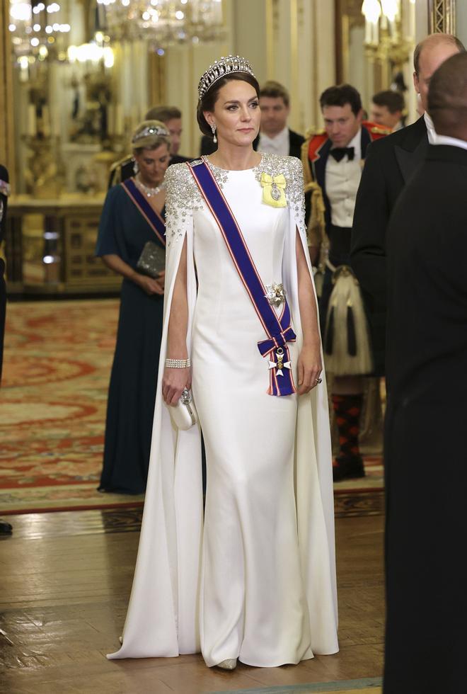 Kate Middleton con vestido blanco de Jenny Packham