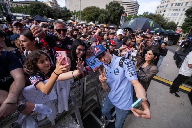 Àlex Márquez y otros pilotos, en la Fan Fest 2026 de MotoGP en la Plaça de Catalunya