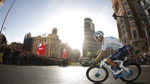 El ciclista español Alejandro Valverde a su paso por la Gran Vía durante la etapa final de la 77 edición de la Vuelta Ciclista a España 2022. EFE/ Javier Lizón