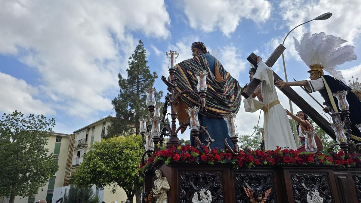 El misterio de Bendición y Esperanza discurre ya por la calle Padre José Sebastián Bandarán, en la barriada de Murillo del Polígono Sur.