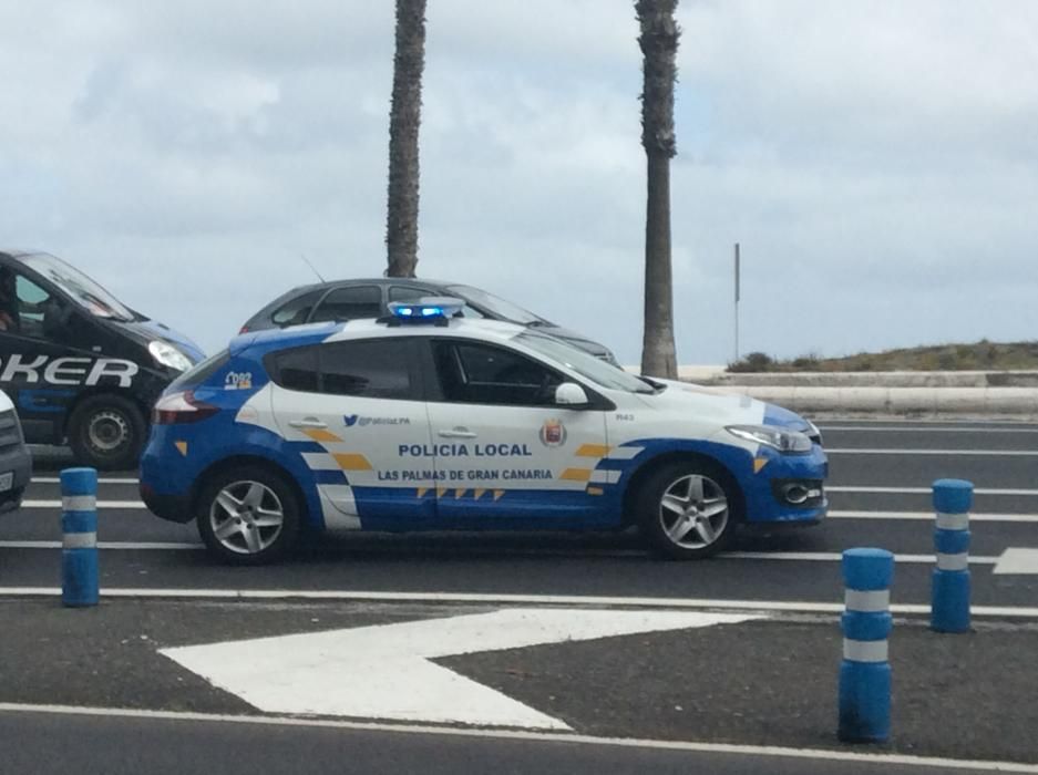 Un coche vuelca en la Avenida Marítima