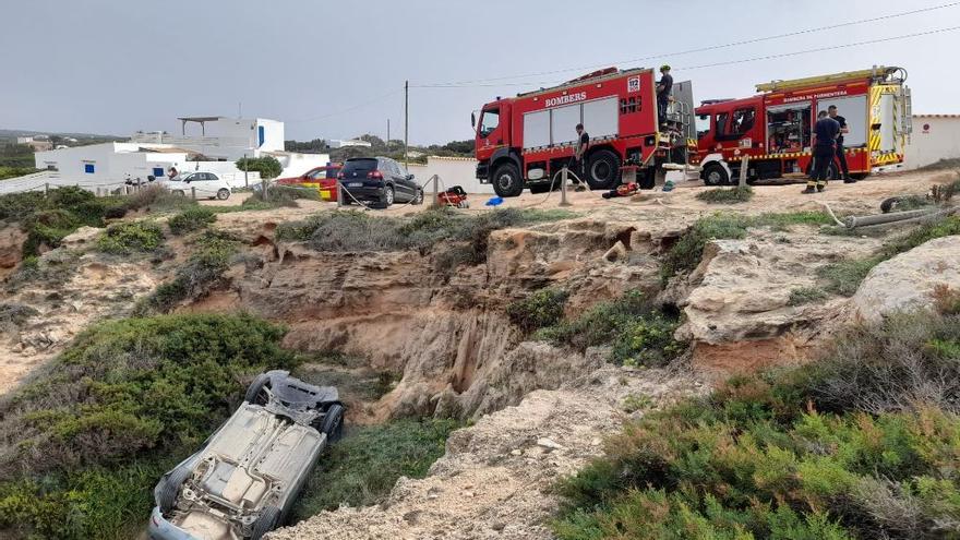 Un coche pierde el control y cae por un acantilado en Formentera