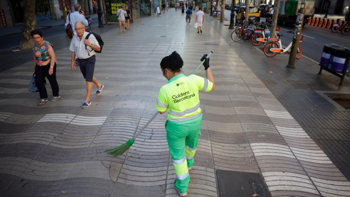 BARCELONA 15/09/2022  Barcelona.  Caída del presupuesto de limpieza de barcelona en cinco años En la foto, trabajadora del servicio de limpieza municipal en la Rambla  FOTO de FERRAN NADEU