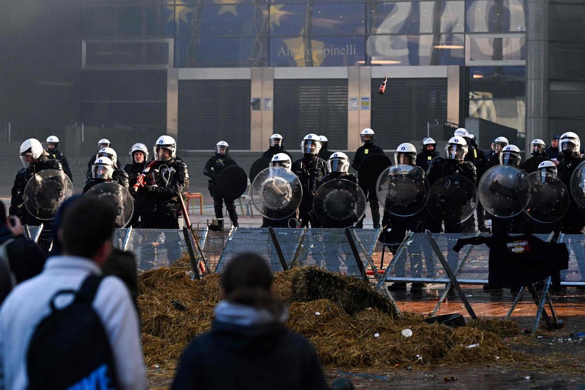 Agricultores en la Place du Luxemburgo durante una protesta en Bruselas, Bélgica, el jueves 1 de febrero de 2024. Al menos 1.300 tractores obstruyeron las calles de Bruselas, cerca de las instituciones de la Unión Europea, el jueves por la mañana mientras los agricultores organizaban una protesta dirigida a los líderes del bloque que se reunían cerca para una cumbre.