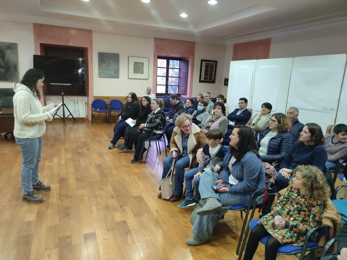 Silvia Álvarez, vencedora del concurso de contos en la categoría de adultos, leyendo su trabajo ante el público.