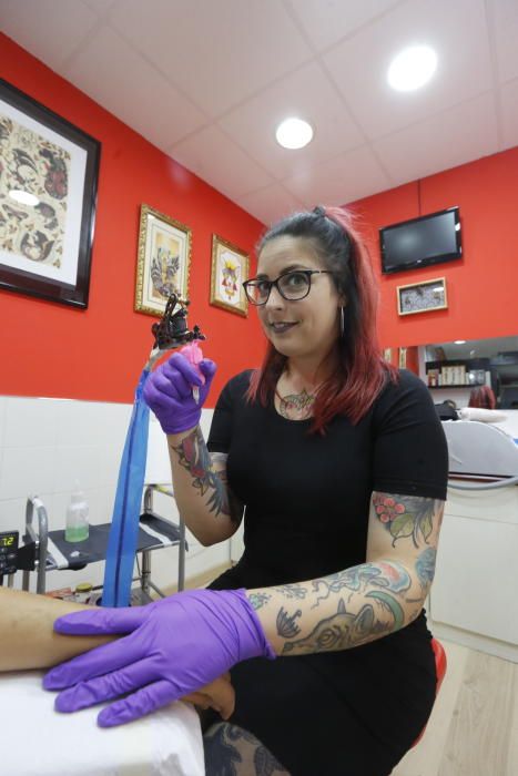 Tatuadora que participa en la convención de IFA