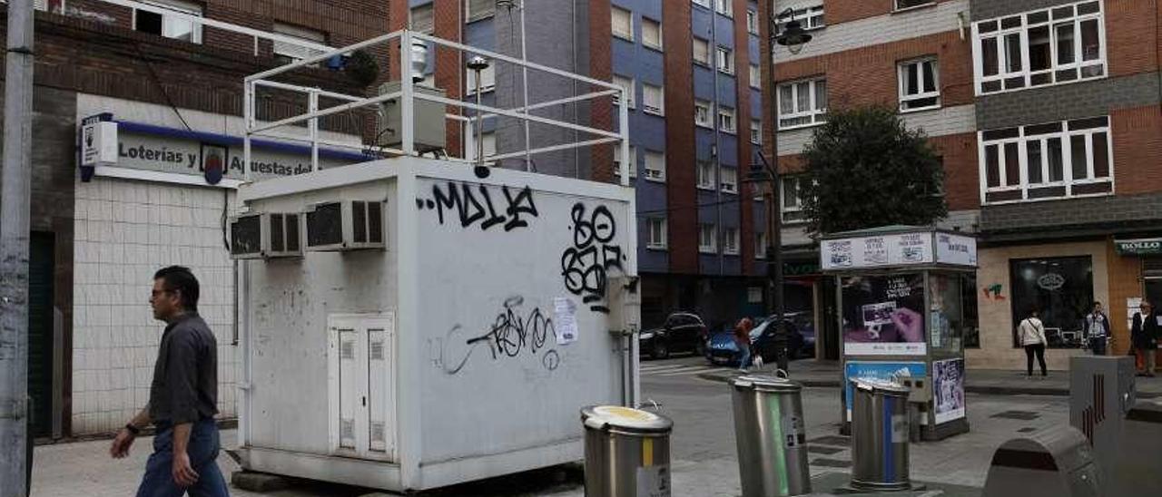 Firmada por grafiteros, la estación de control de la contaminación ubicada en la avenida de la Argentina, encajonada entre edificios.