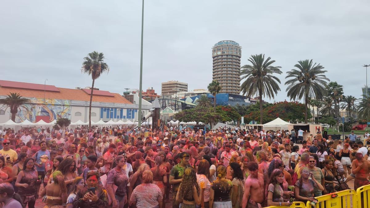 Celebración del 'Holi Fest' en la plaza de Canarias