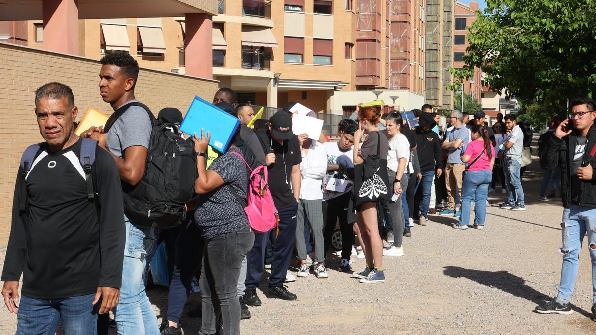 Colas de inmigrantes ante la Comisaría de Castellón esperando a pedir un turno