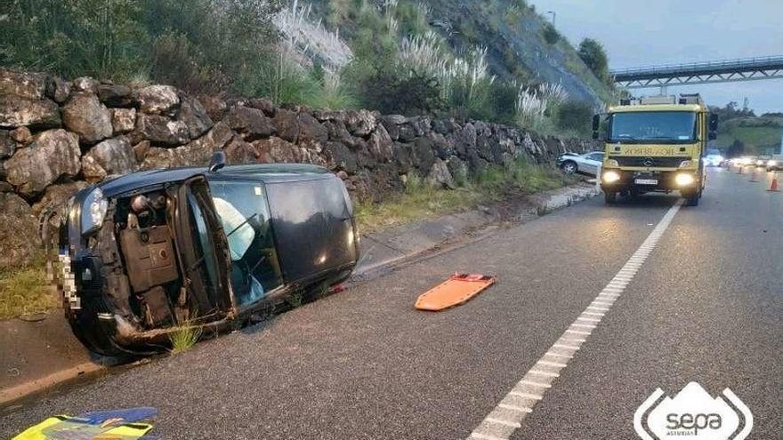 Los dos coches implicados en el accidente de la Autovía de la Industria (AS-II).