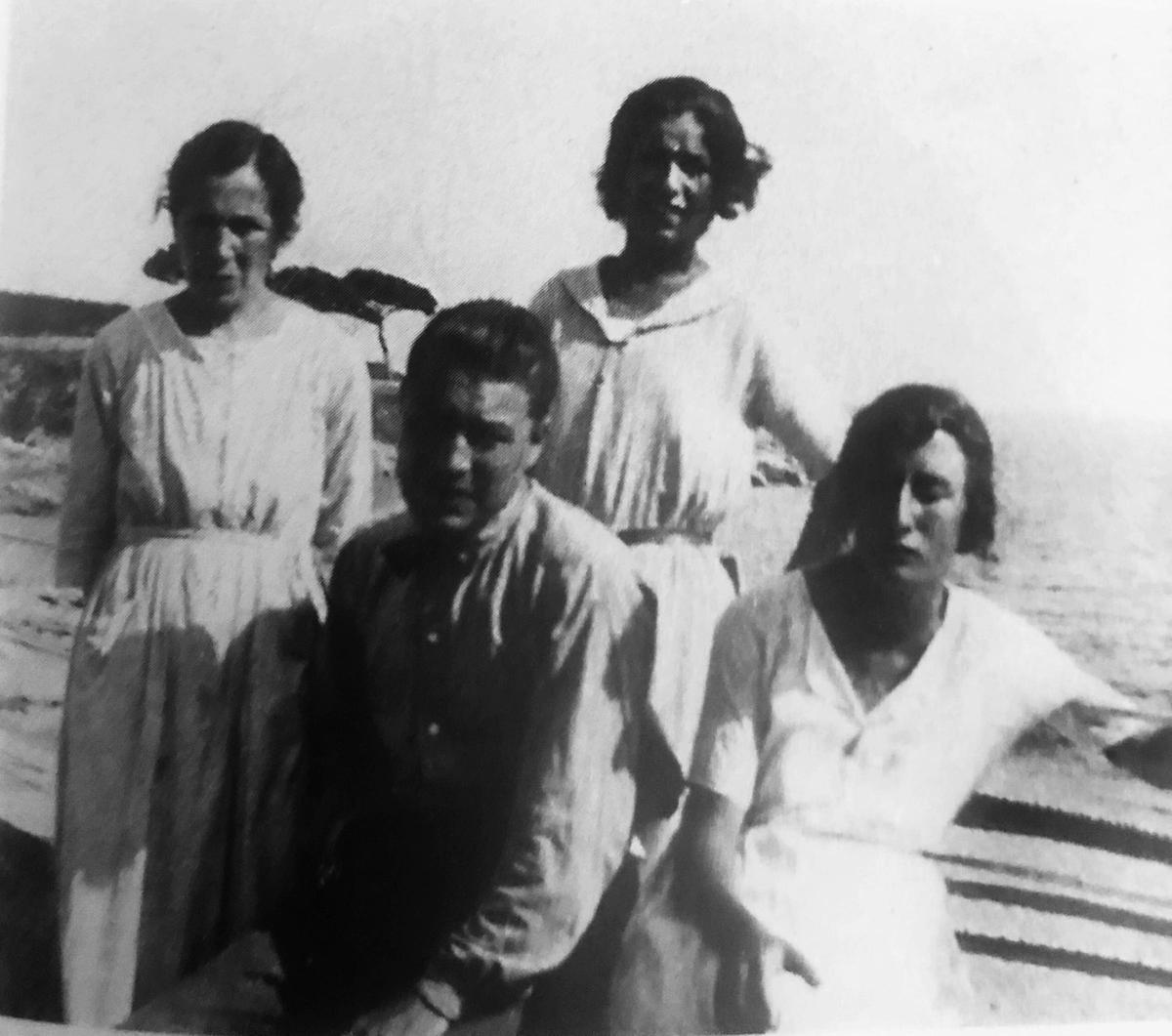 Maria Casadevall i tres dels seus fills, Josep, Rosa i Maria Pla, al Canadell cap a 1920