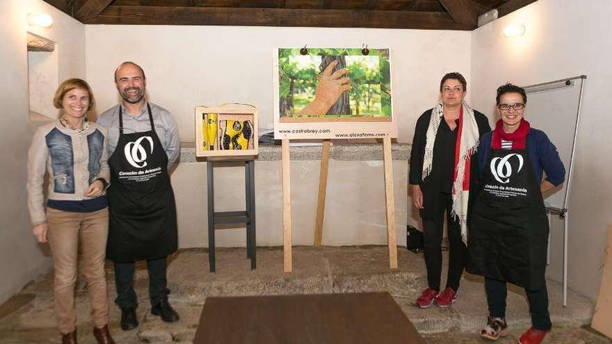 Nava Castro y Elena Fabeiro asistieron a la presentación del proyecto de colaboración entre EFerro y Adegas Castrobrey. La Banda Municipal de Agolada ofreció un concierto.