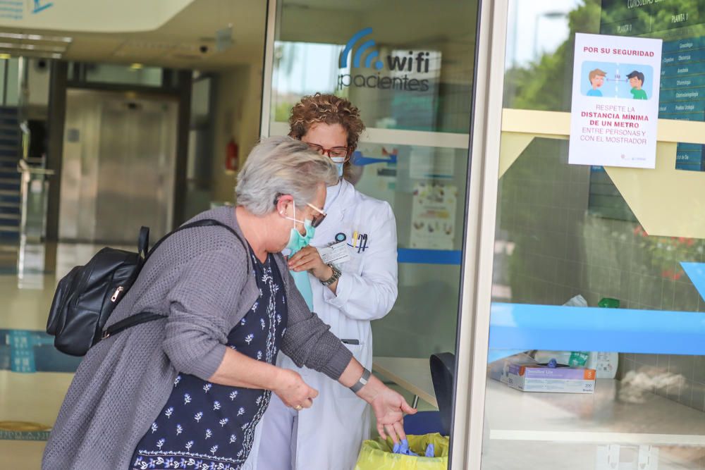 Toma la temperatura, controla higiene de manos y reparte mascarillas