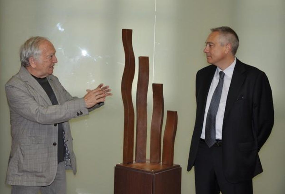 L’escultor de Terrassa Albert Novellón amb l’alcalde Pere Navarro, aquest divendres. L’escultor de Terrassa Albert Novellón amb l’alcalde Pere Navarro, aquest divendres.
