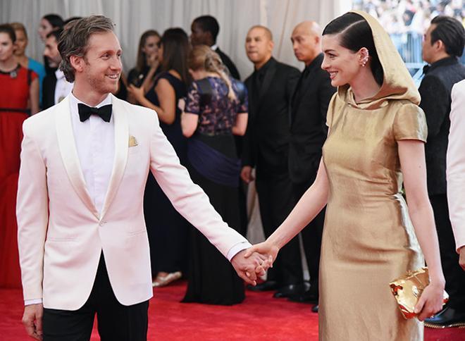 Anne Hathaway y Adam Shulman en la gala MET