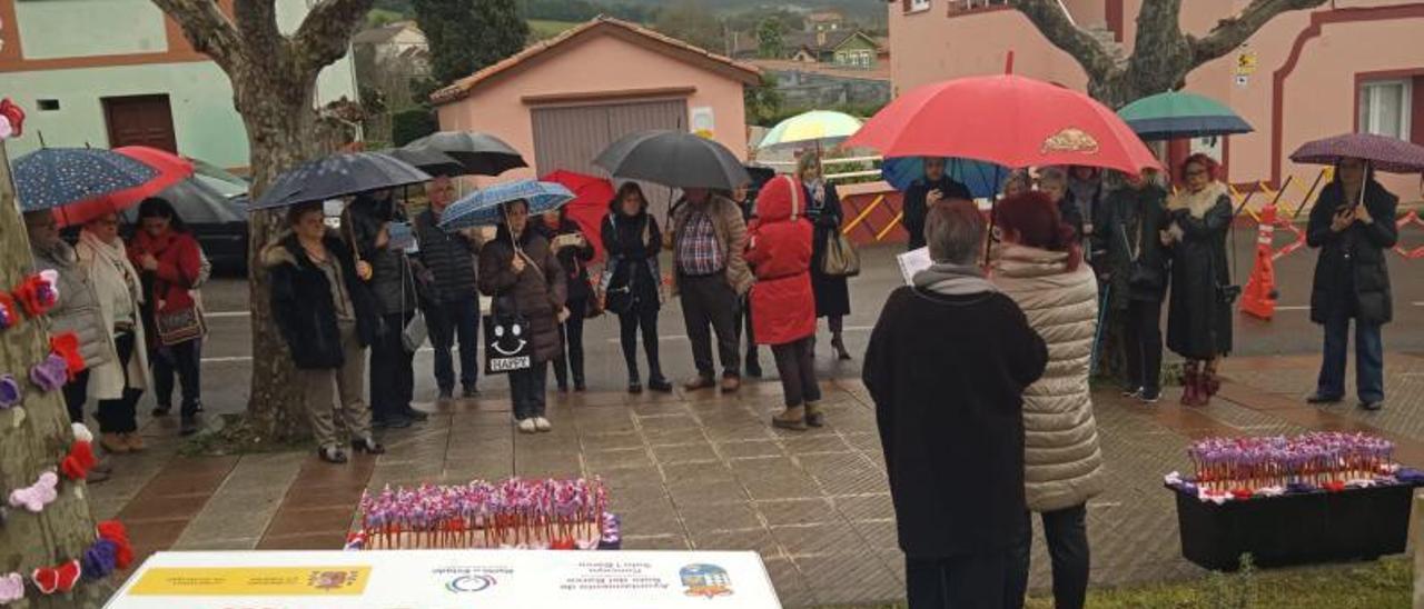 Asistentes al homenaje a Amets y Sara, ante el monolito en su recuerdo, ayer, en Soto del Barco. | I. G.