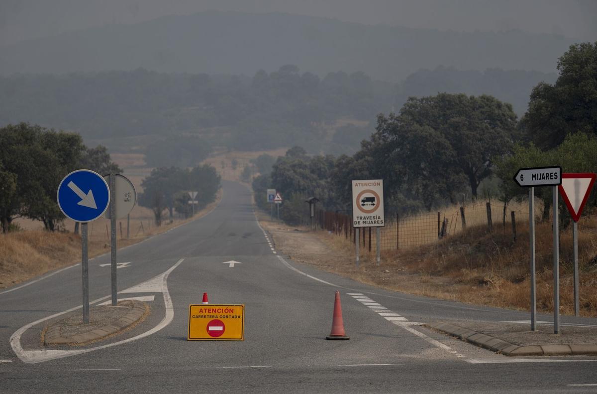 Una carretera cortada por el incendio forestal, a 27 de julio de 2026, en Mijares, Ávila, Castilla y León (España).