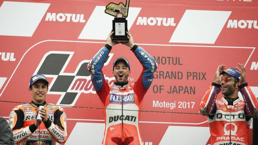 Dovizioso derrota a Márquez en otra última vuelta suicida