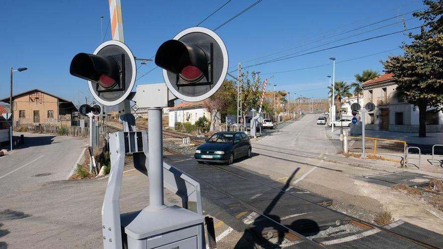 Cuatro fallecidos en el arrollamiento de un coche por un tren en Alicante