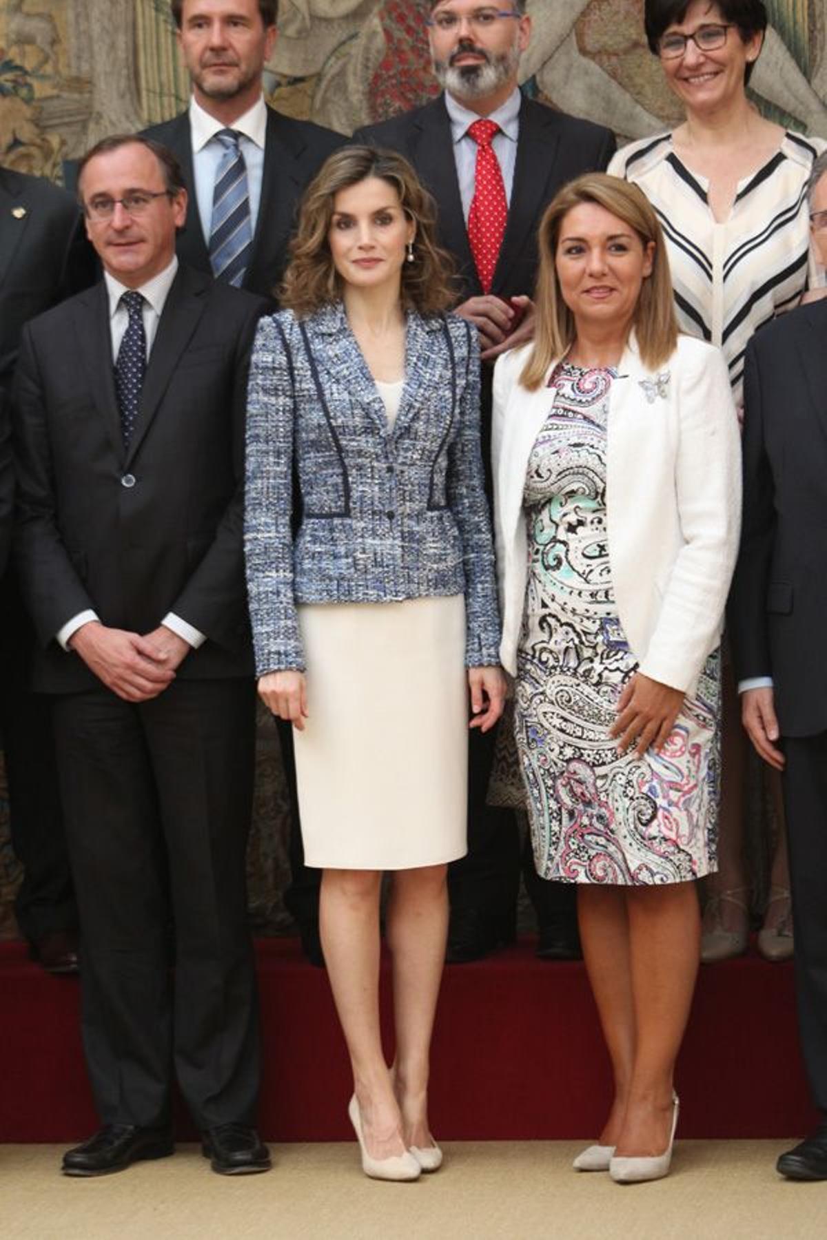 Letizia Ortiz con chaqueta azul y vestido nude en una entrega de premios en Madrid