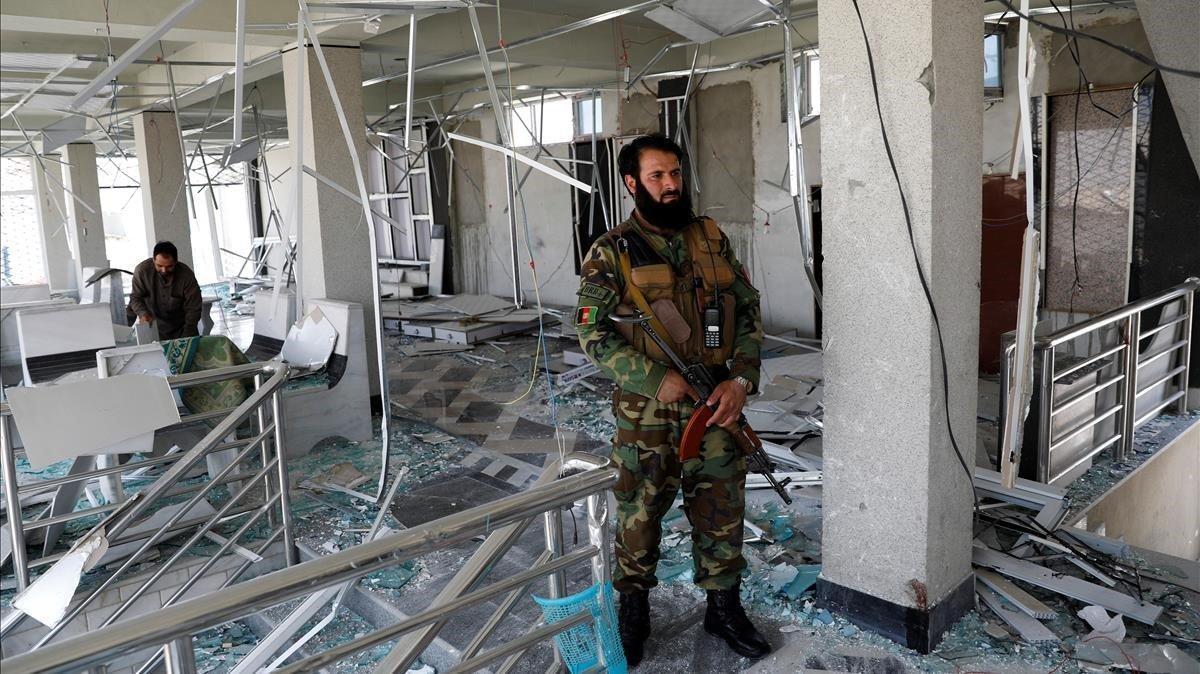 zentauroepp49208378 a guard of afghan security forces inspects a damaged buildin190725124056
