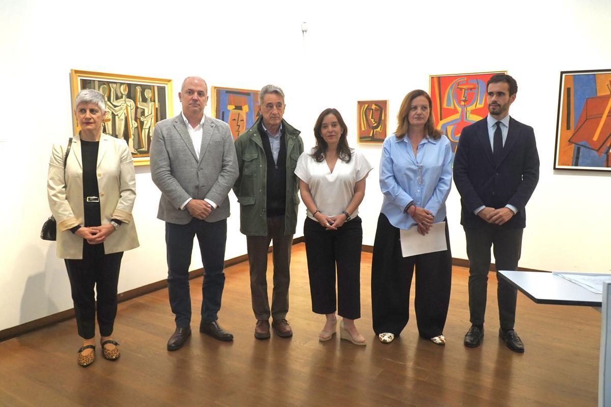 La alcaldesa de A Coruña, Inés Rey, durante la apertura de la exposición en la Fundación Luis Seoane.