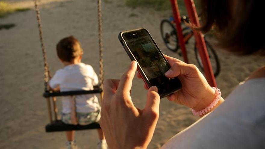 El abuso del móvil se contagia a los hijos y resta tiempo educativo