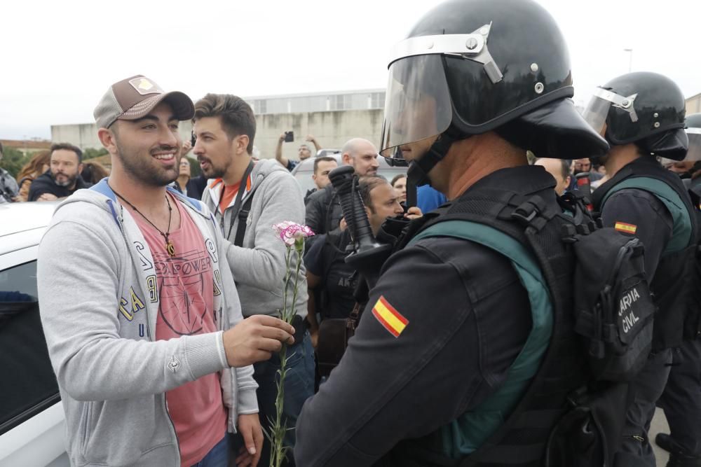 Guàrdia Civil i Policia Nacional desallotgen amb violència col·legis electorals gironins