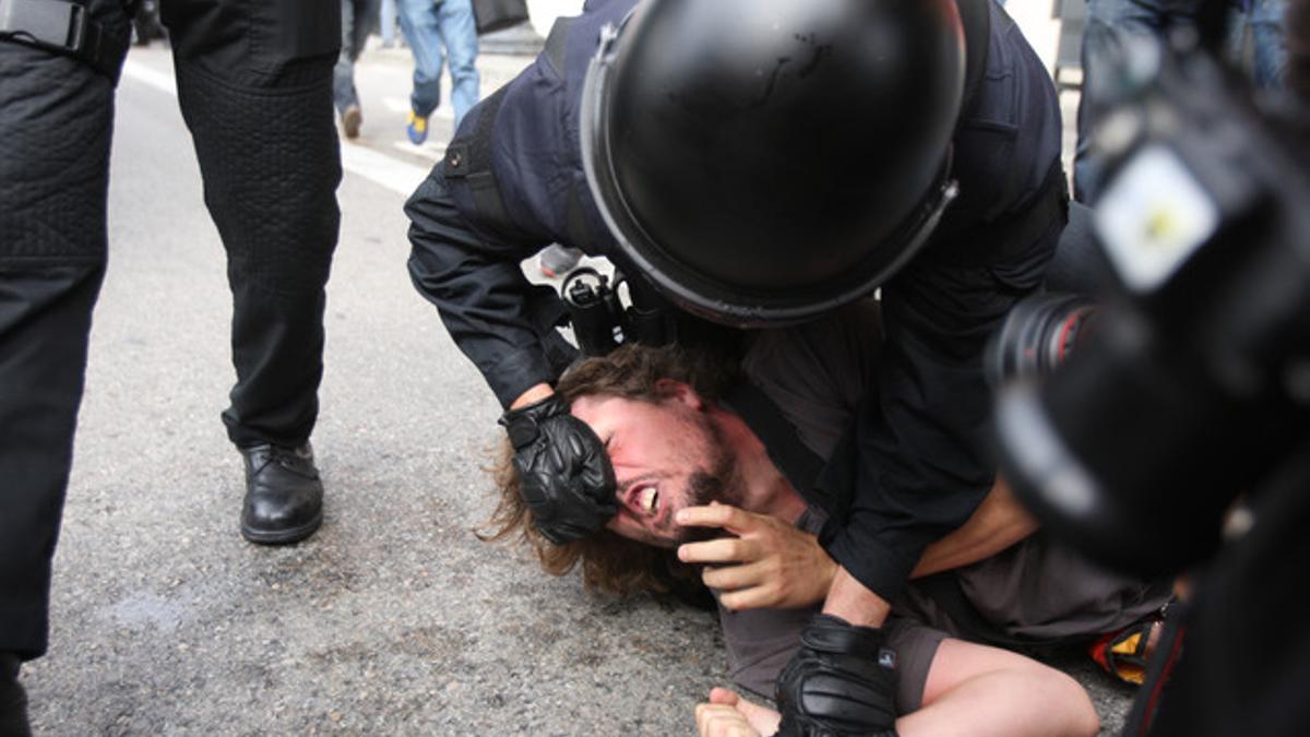 Un agente inmoviliza a uno de los ocupantes de la plaza de Catalunya de Barcelona, el 27 de mayo del 2011.