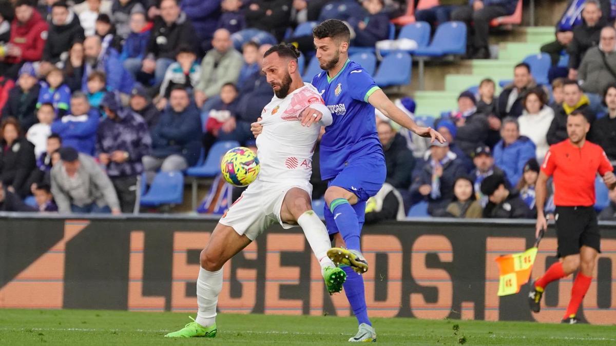 Muriqi controla el balón durante el partido ante el Getafe.