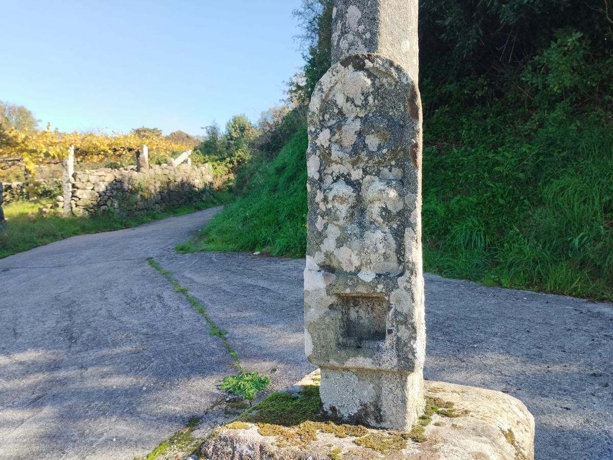 Peto du cruceiro da Sabiñela en Quintáns (Simes)