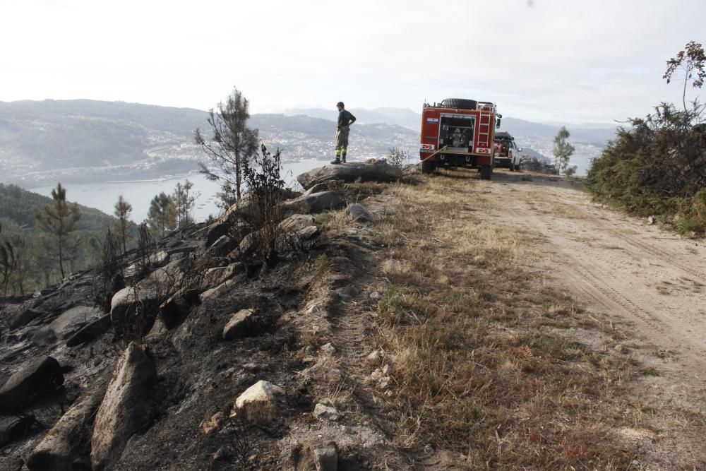 Incendios en Galicia | Un incendio nocturno quema 15 hectáreas en Domaio sobre el puente de Rande