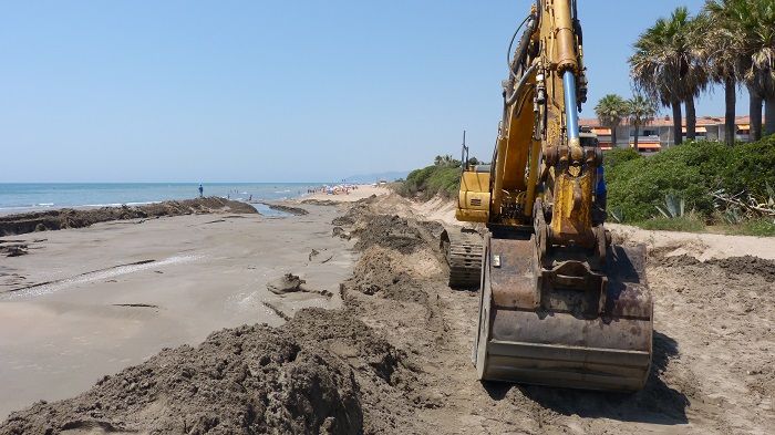 Nueva aportación de arena en la playa de Gavà para paliar la regresión