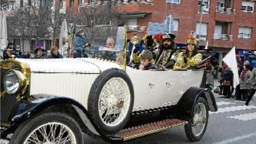 Assuan amb les seves ajudantes van fer una rua en un cotxe d&#039;època pel centre de la capital del Bages