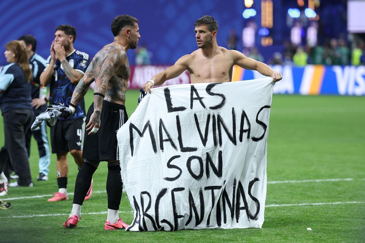 Argentina's players show a banner that reads in Spanish, "The Malvinas (Falkland Islands) belong to Argentina," after winning the 2026 World Cup football tournament semi-final match between England and Argentina at the Atlanta Stadium in Atlanta on July 15, 2026.  (Photo by Thomas COEX / AFP)