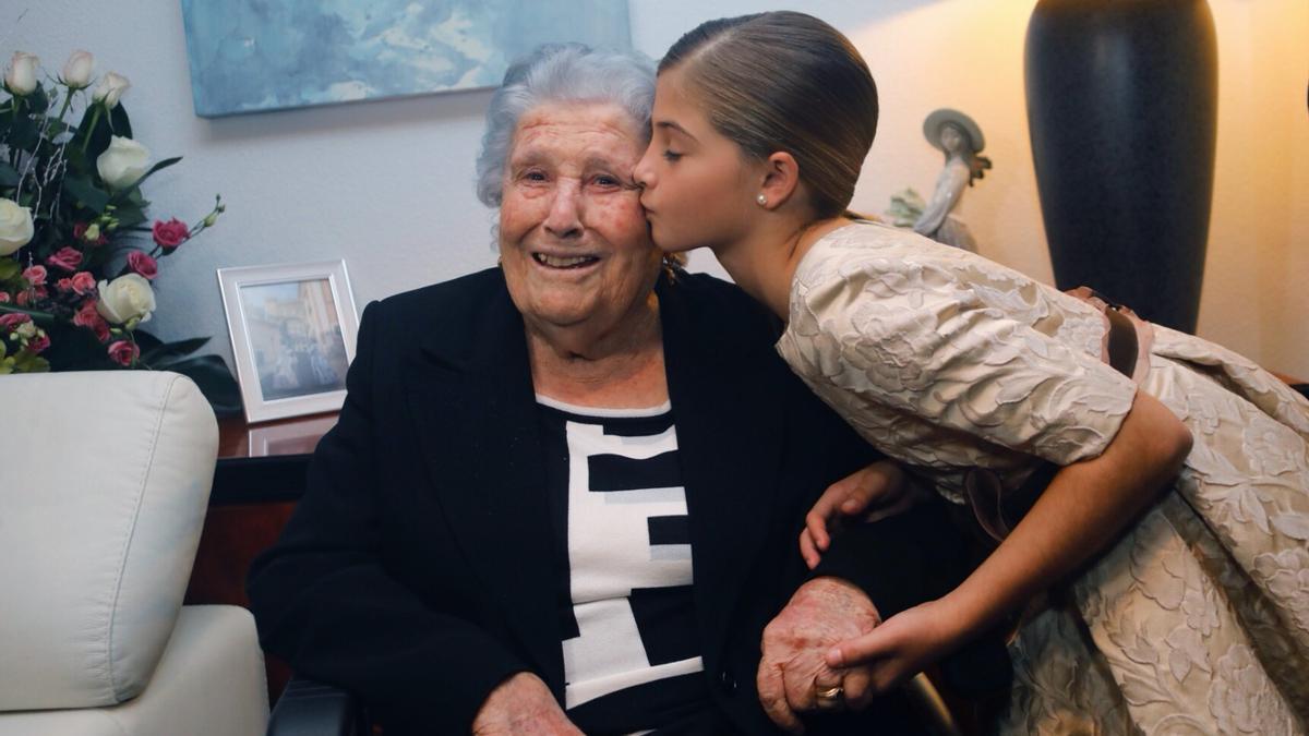 Teresa, a los 100 años, con su nieta Carla García.