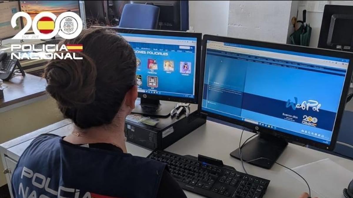 Una agente de la Policía Nacional, durante una investigación.